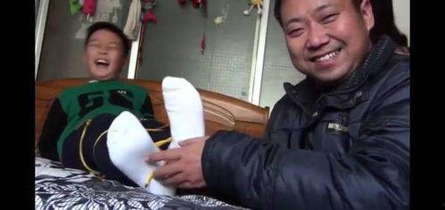 小女孩被挠脚心视频